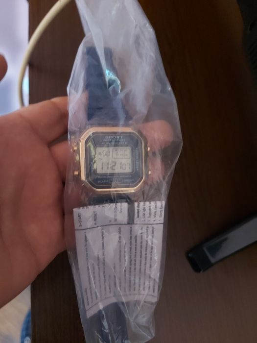 Vând ceas iluminator nou