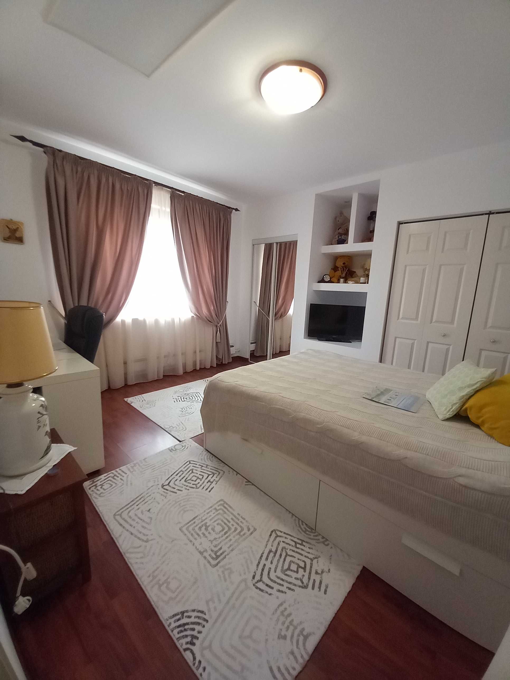 Casa Ultra Central cu garaj, terasa, 5 camere, birou, depozitare.