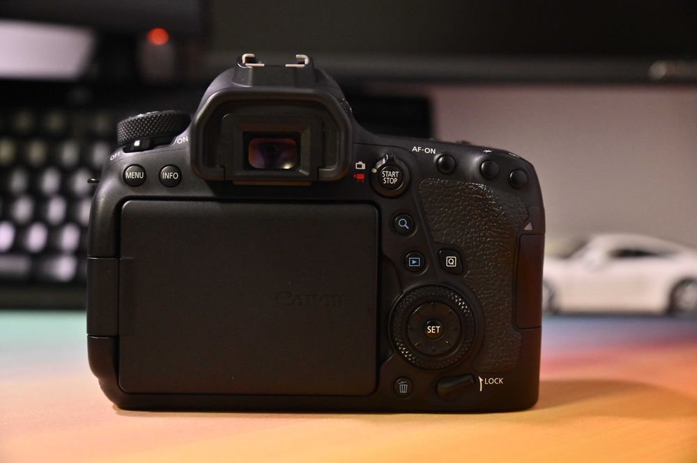 Vand Canon 6D Mark II 2 Utilizat, Separat sau impreuna cu Canon 135 MM