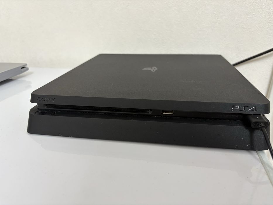 Sony ps 4 , игровая приставка с оригинальными дисками, все работает