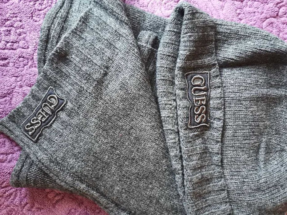 Мъжки зимен аксесоар  шапка и шал на марката Guess