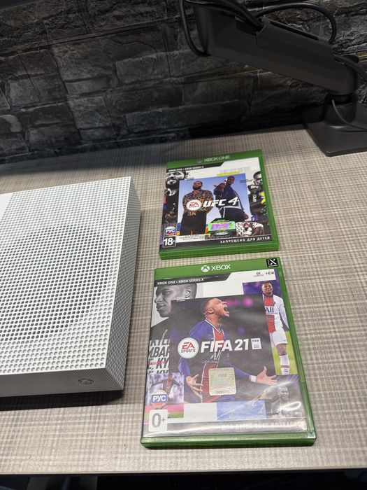 X Box one S / 1 тб с дойстиками и играми