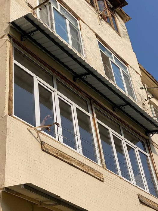 Установка козырьков над  окнами быстро и качественно.