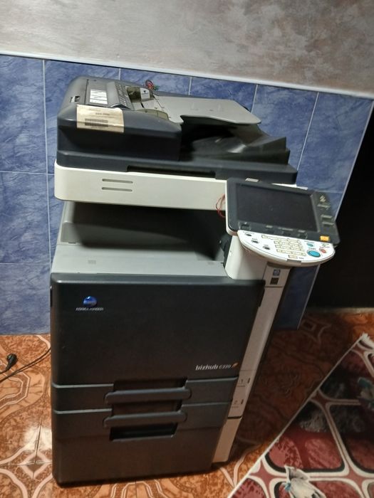 Vând xerox  bizhub c220