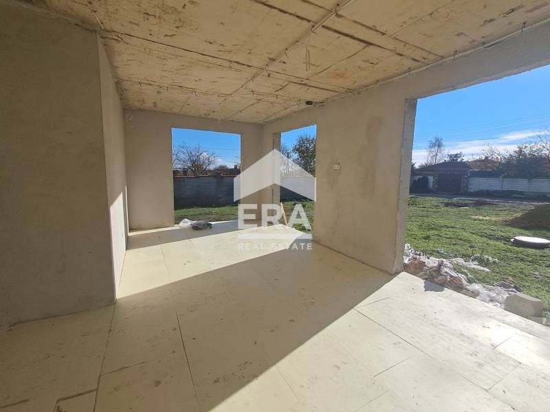 Едноетажна новострояща се къща за продажба, с двор, в с. Калиманци, на