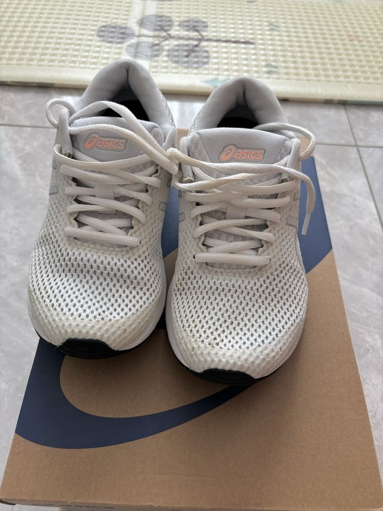Дамски маратонки Asics 37.5номер