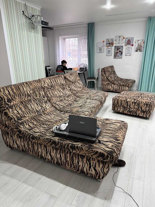 Продам диван 3м с креслом и пуфиком