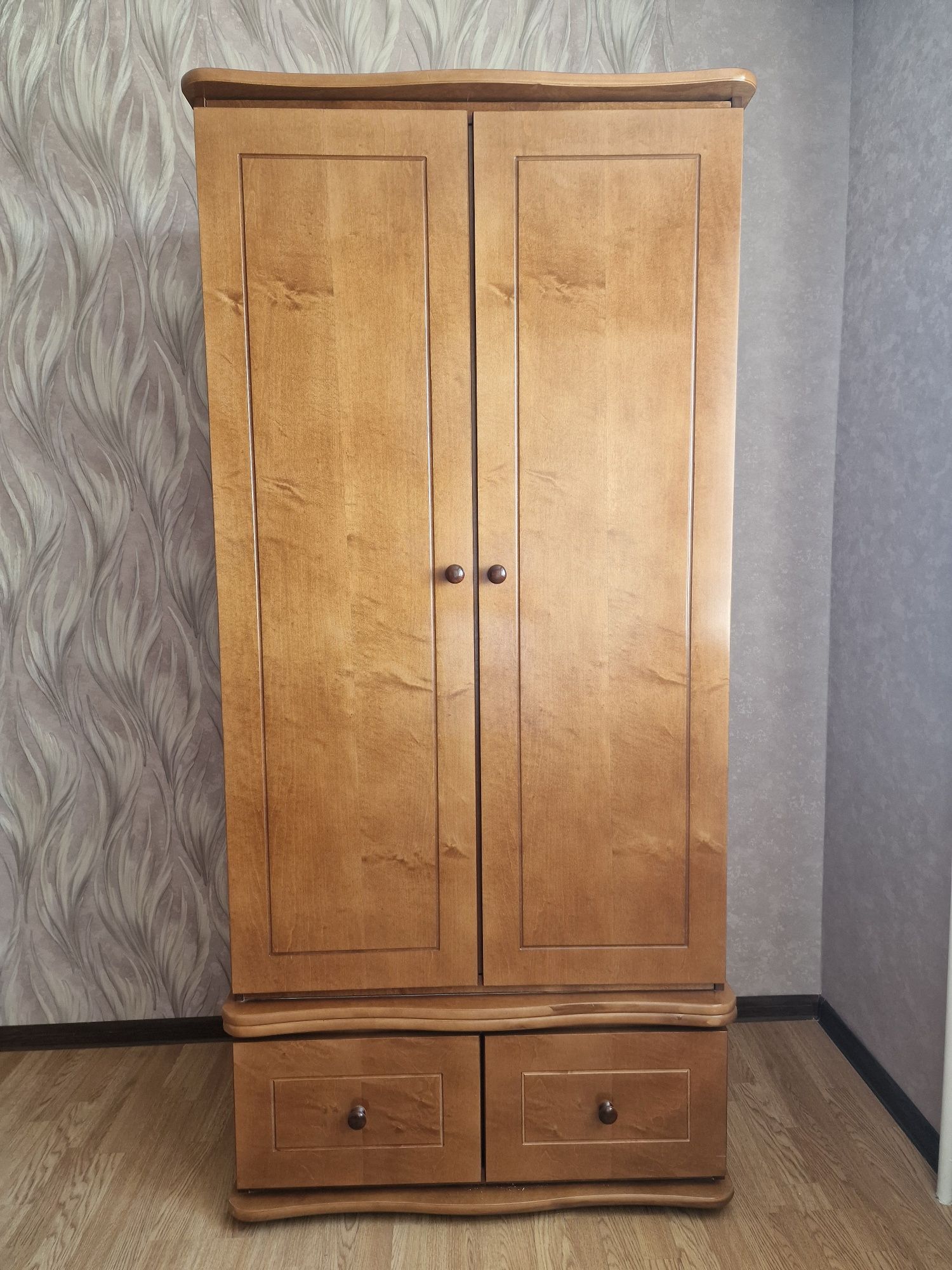 Шкаф из натурального дерева