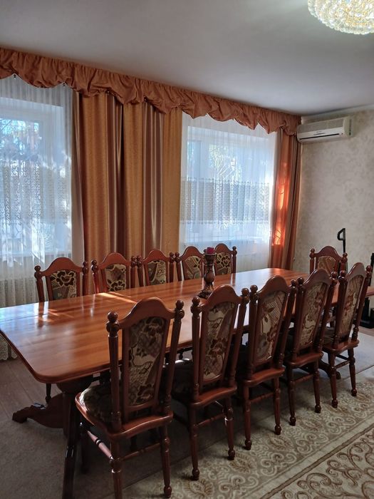 Продам стол в гостинную
