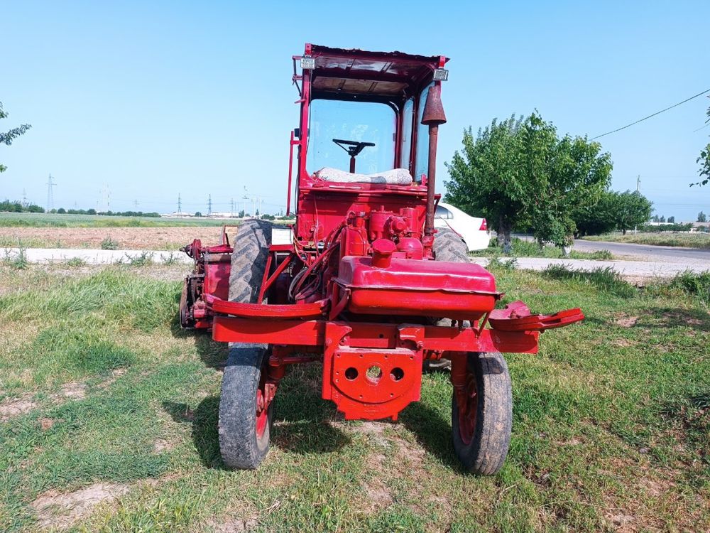 Beda uradigan traktor sotiladi