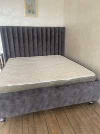 Двухспальняя кровать с новым матрасом king size