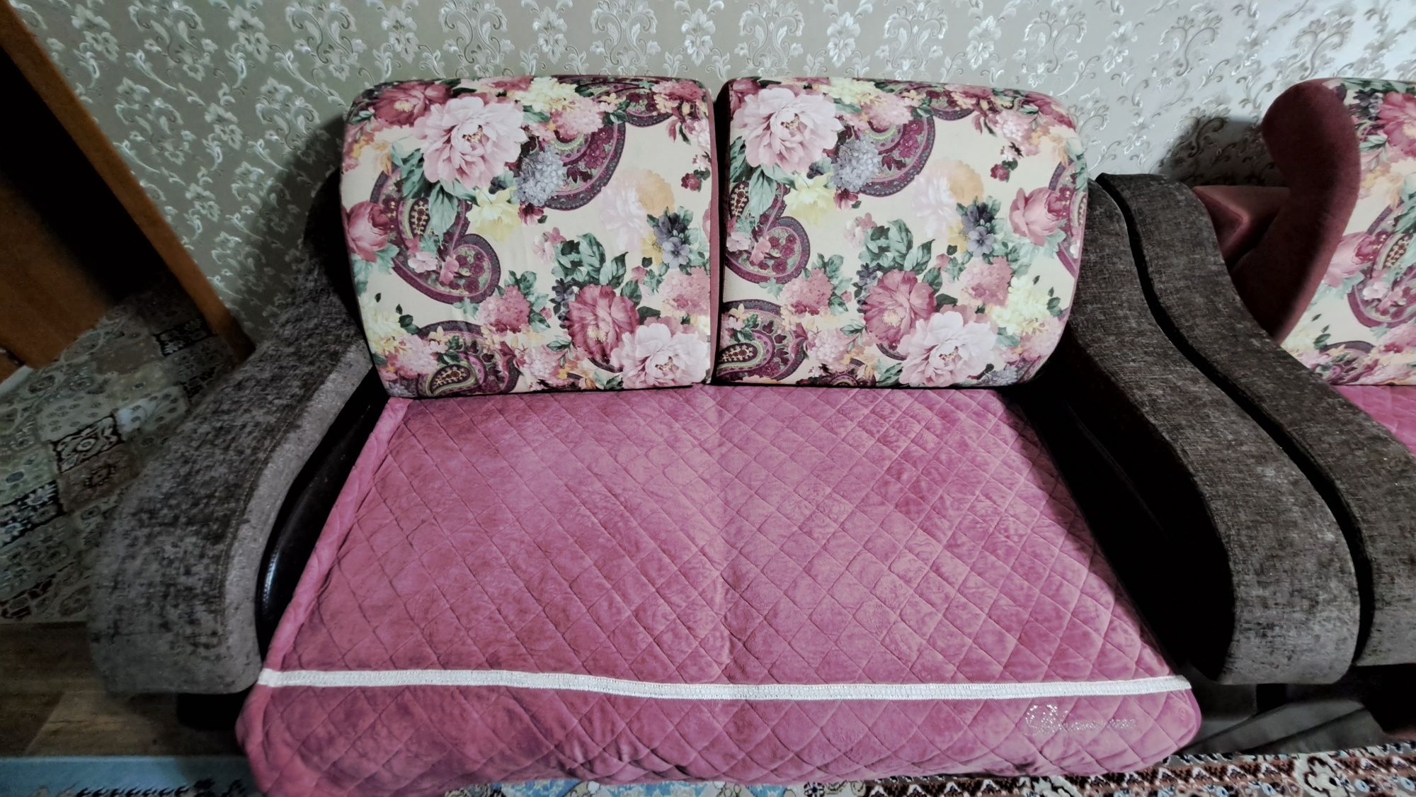 Продам диван розовый