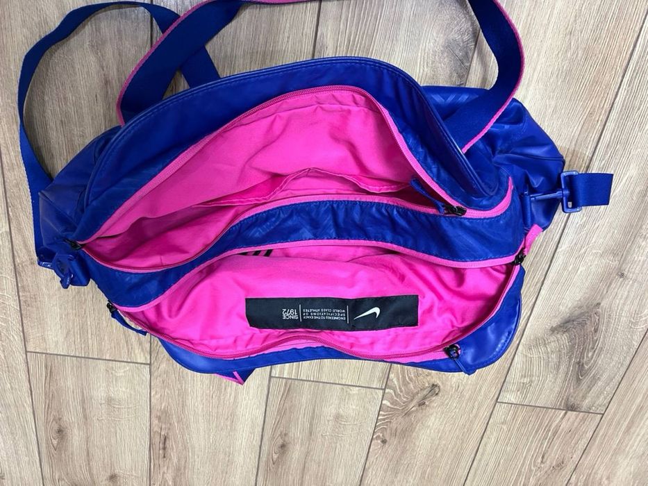 Продам спортивную сумку Nike.