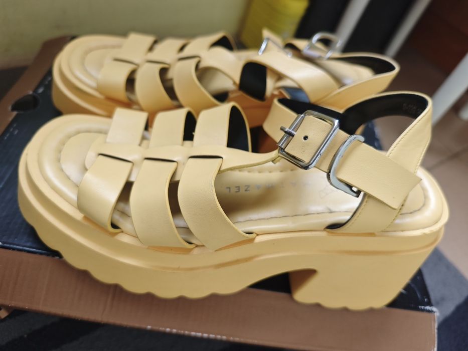 Босоножки почти новые размер 38  и плюс  кроссовки в подарок