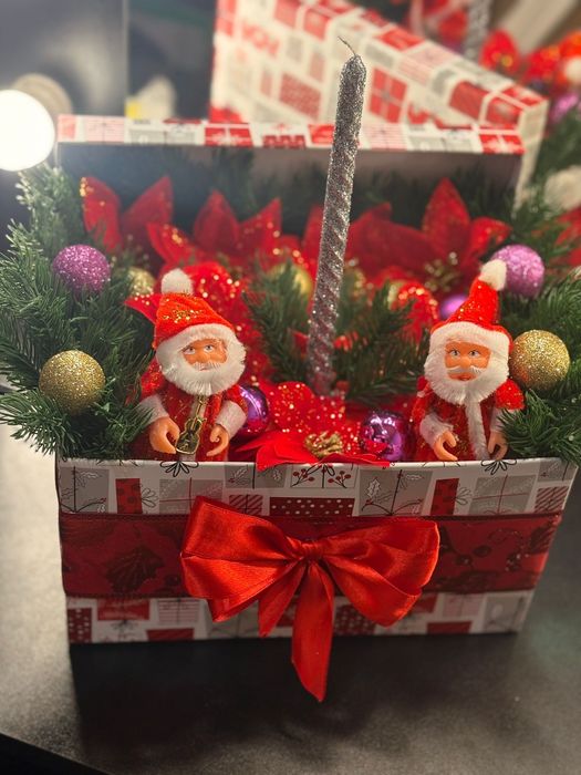 Cutie de Crăciun cu Moşuleți și lumânare