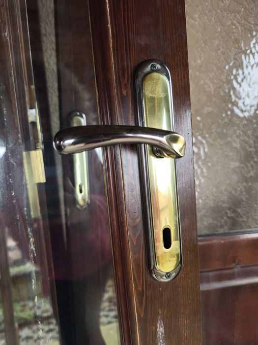 Врати от масивен чам