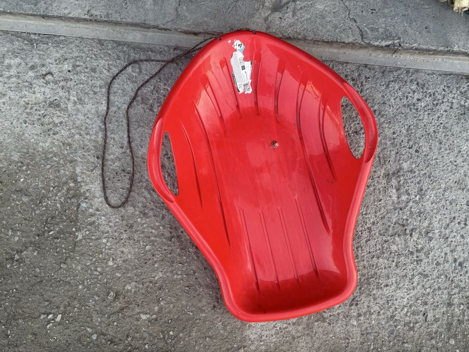 * пластиковые санки очень удобные качественные привозные