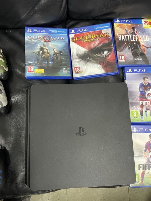 SONY playstation 4 слим 1 tb два джойстика 9 игри и слушалки