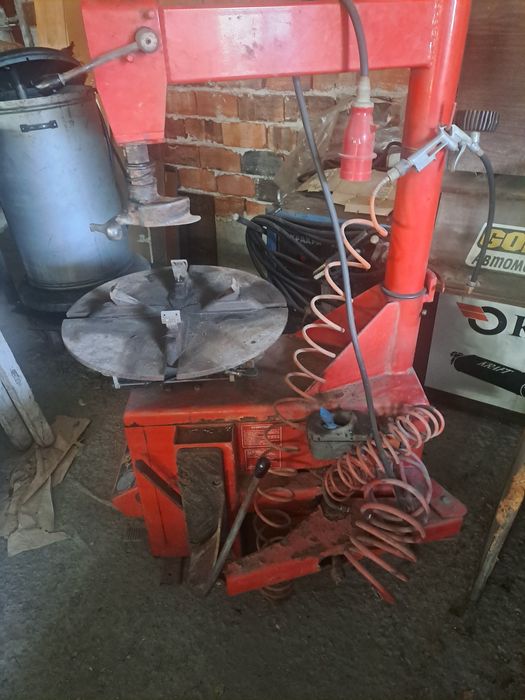 Гумо демотажна машина за леки автомобили производство Италия,