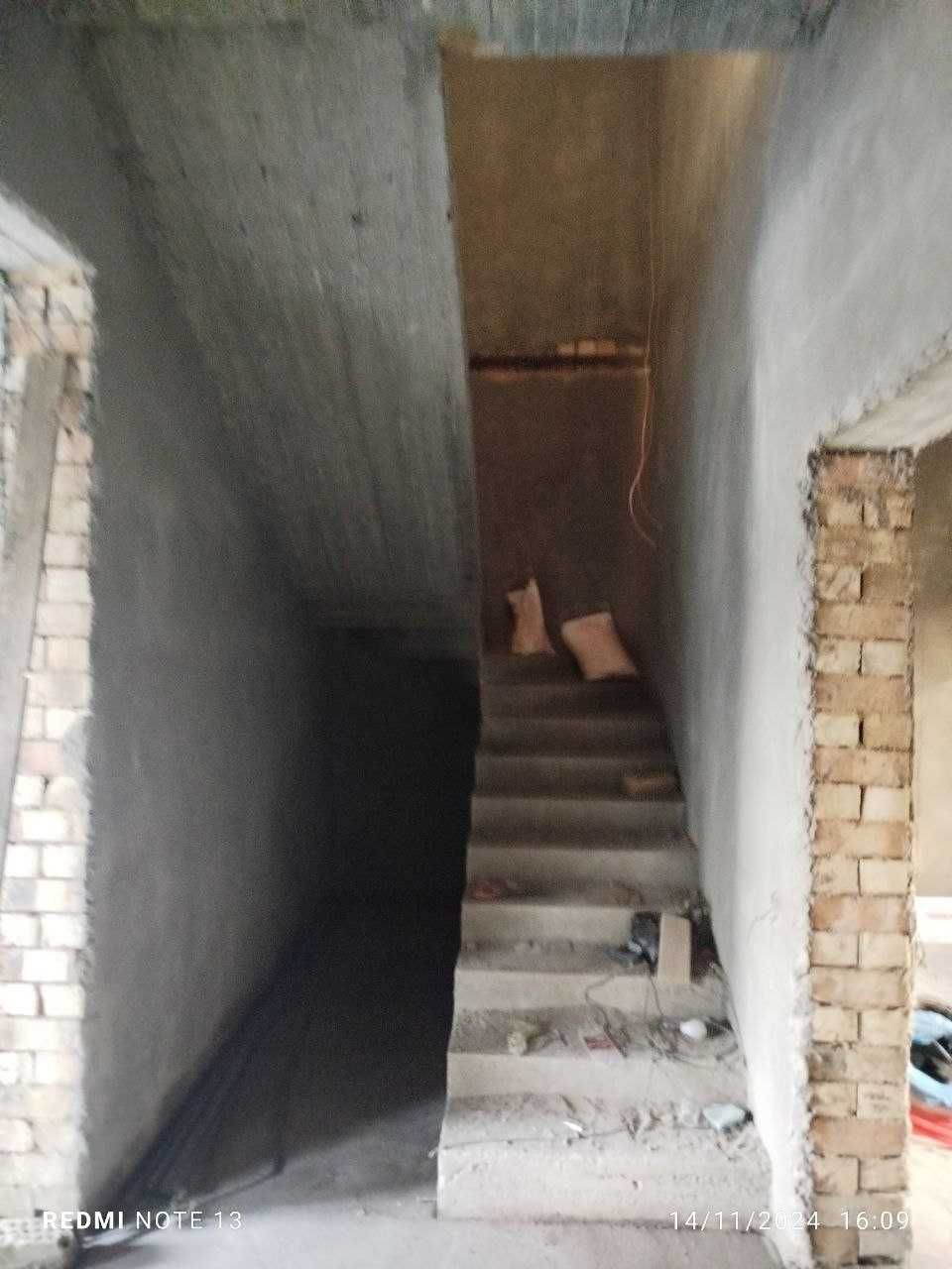 Uy xovli sotiladi 8 xona  дом продается