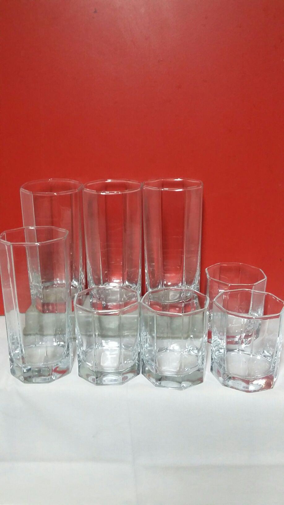Набор стеклянных стаканов для коктейлей.