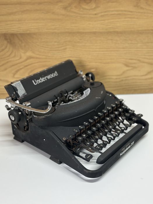 Masina de scris Vintage UNDERWOOD Noiseless 77 Made In USA Decor