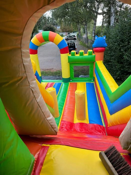 Vând topogan gonflabil folosit un sezon cu tot inclus suflate și kit