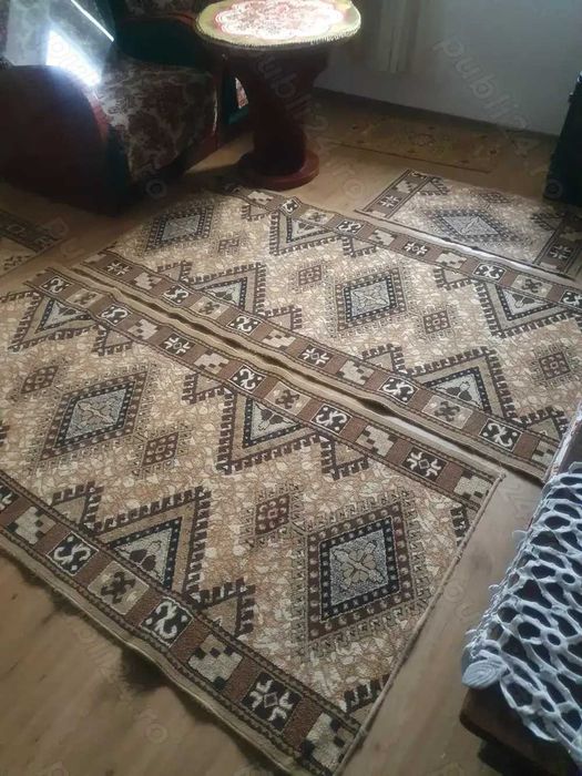 Vând carpete de diferite dimensiuni, în stare bună și curate.