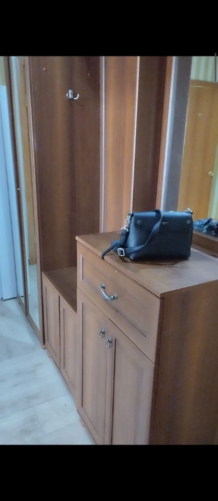 Шкаф с вешелками в прихожую