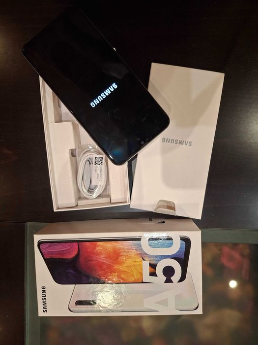 Samsung A50 , 128GB в оригинална кутия,документи и чисто нови слушалки