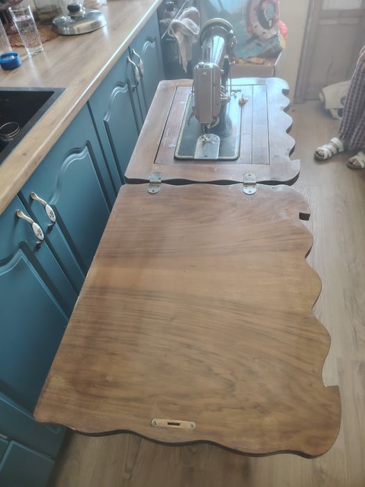 Mașină de cusut veche UNIVERSAL MANOFACTURING PATENT 63366