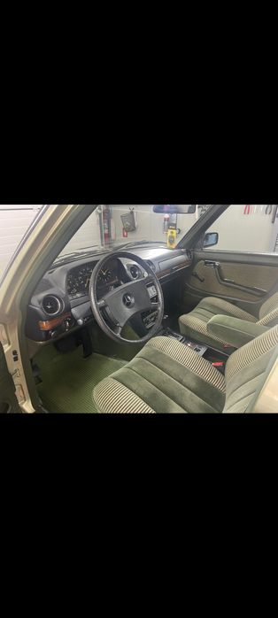 Mercedes Benz w123 vehicul istoric