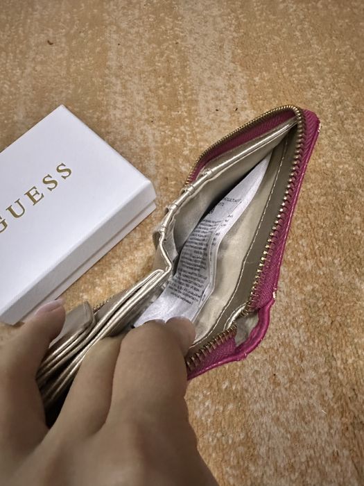 Дамско розово малко портмоне Guess