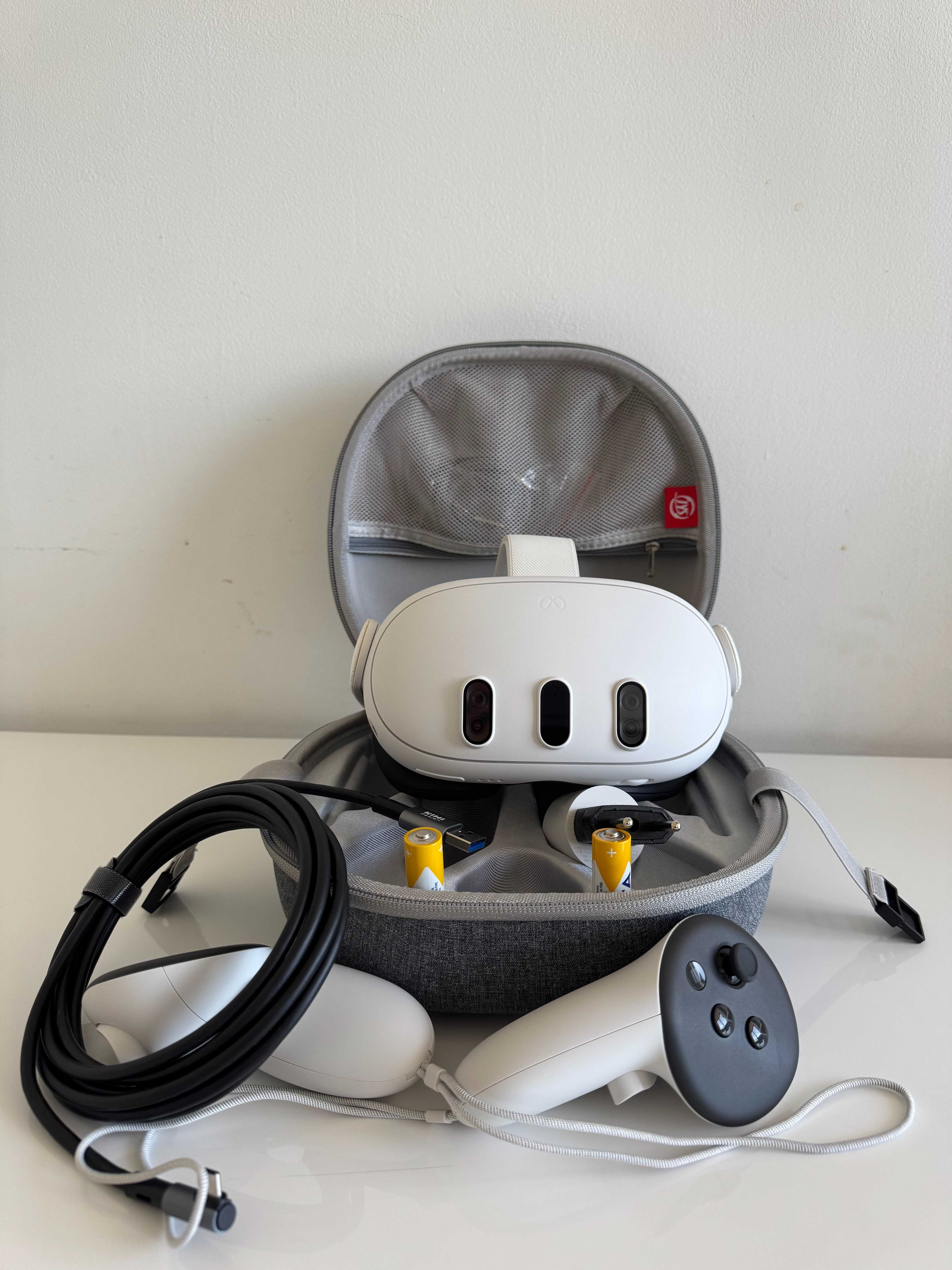 VR headset META Quest 3, 128GB + travelling case - almost like new!