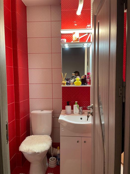 Vând apartament în valea roșie