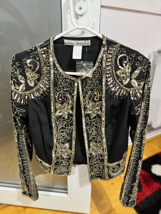 Sacou negru cu accesorii aurii