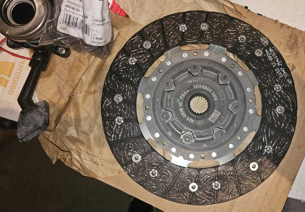 Съединител за форд чисто нов пълен комплект с маховик-Лукас - 800 лв.