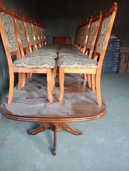 Продаётся длинный стол со стульями в количестве 16шт.