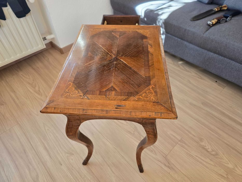 Продавам стара масичка със украса от седеф.