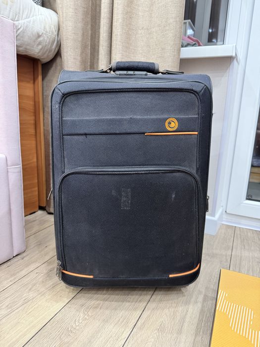 Чемодан черный