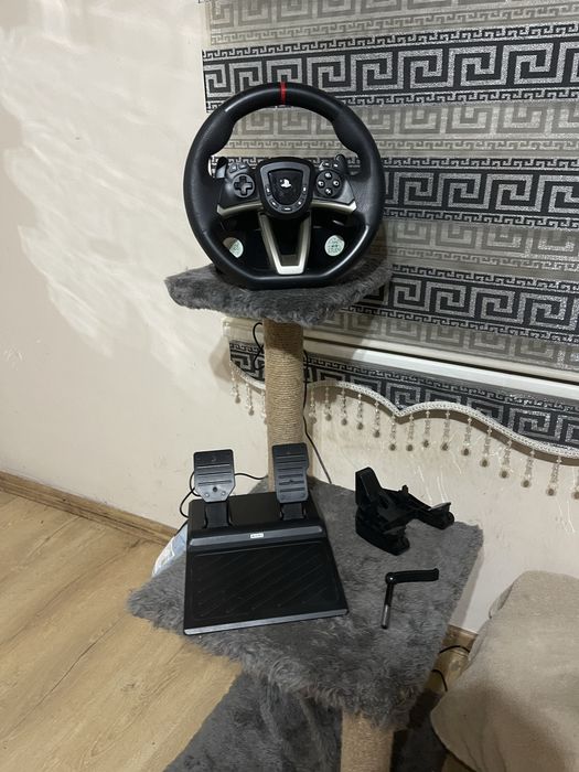 Плейстейшън 4 pro/Ps4 pro с 2 джойстикa, 7 игри и HORI racing wheel!