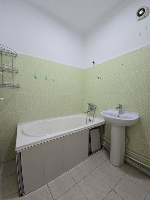 Sergeli rayondan 6a da 3/6/7 xonali uy sotiladi. Srochno.