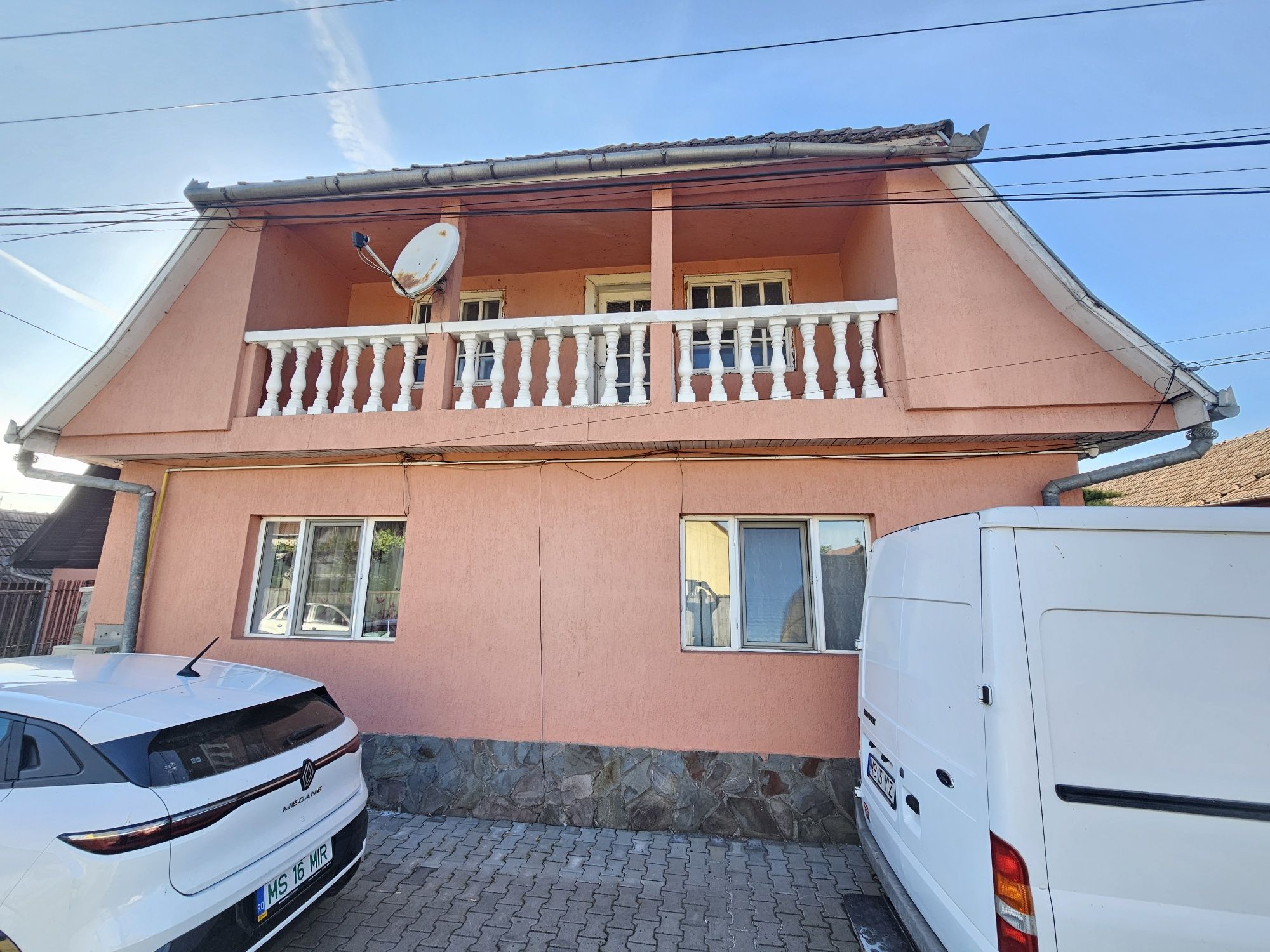Vând casa cu garaj si 739 mp de teren