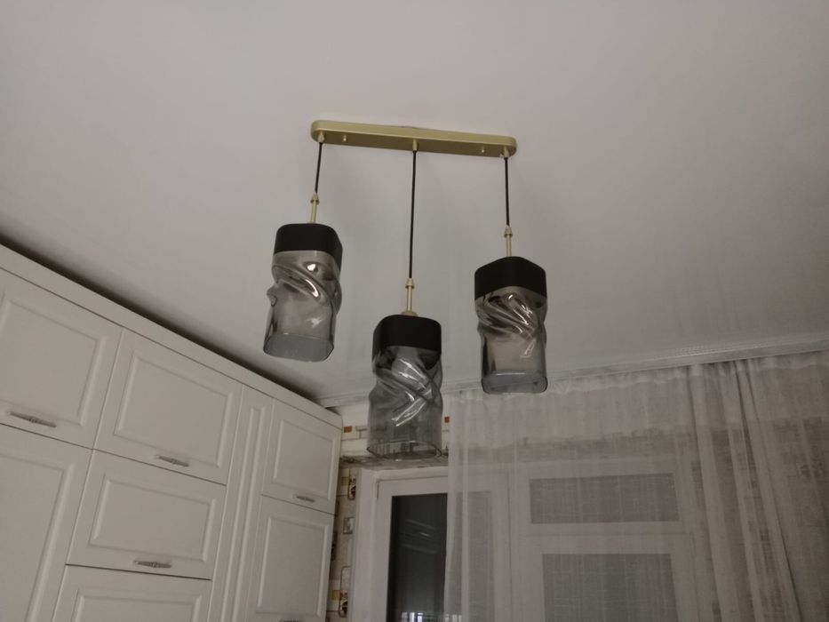Продам люстру на 3 плафона