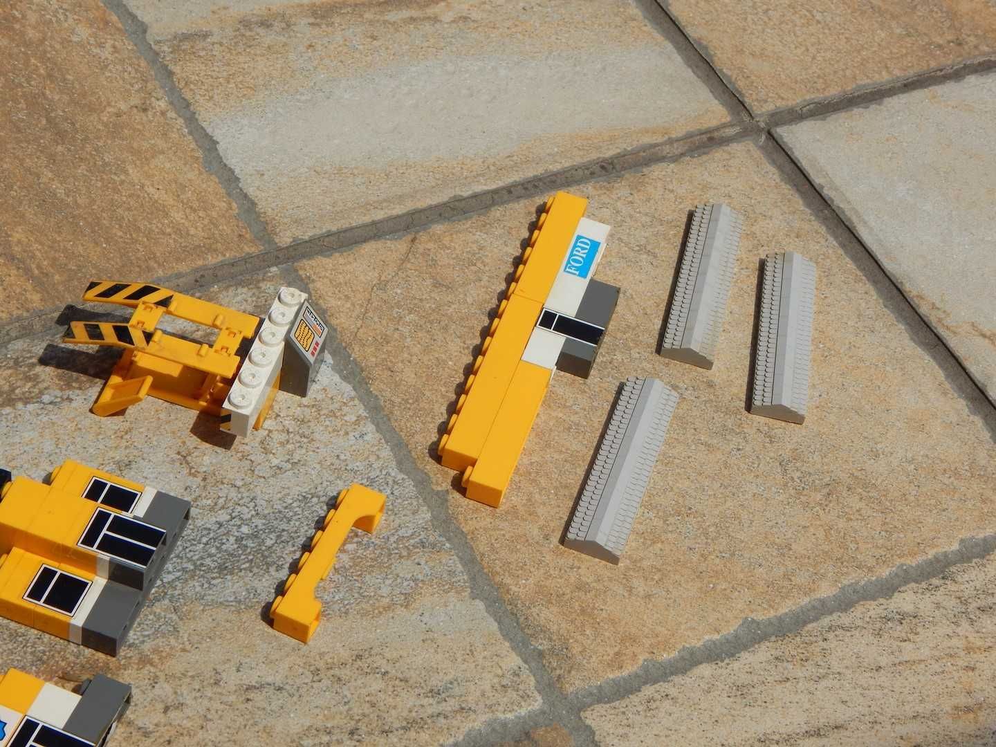 Set incomplet piese LEGO constructie garaj Ford cu elevator