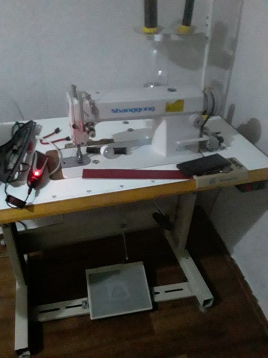 Продам швейную машинку