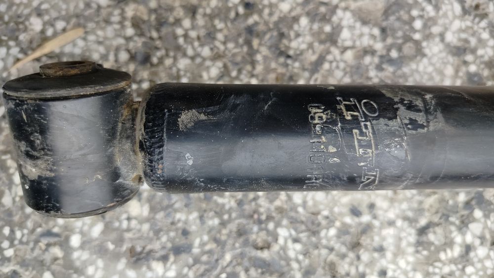 Продавам заден амортисьор за ГОЛФ 3