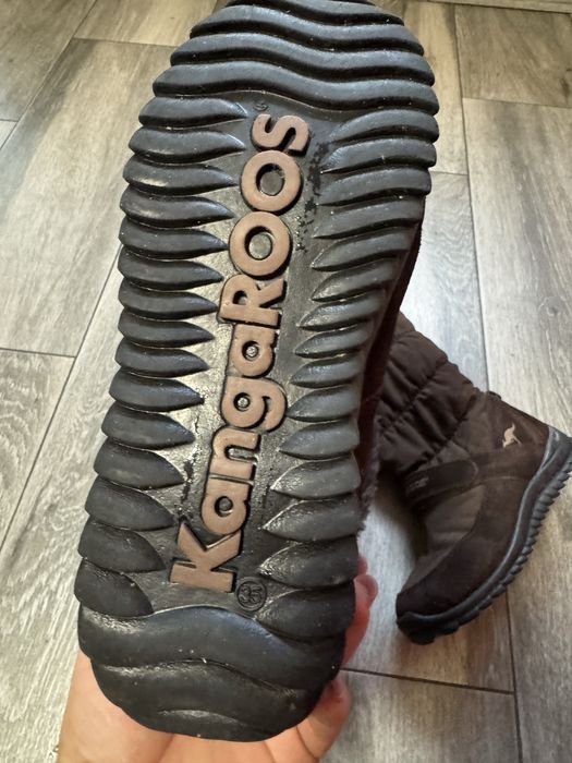 Vand doua perchi de cizme