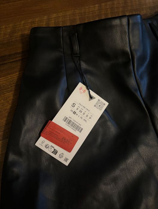 Класически черни кожени шорти с висока талия ZARA