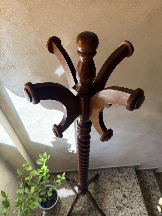 Cuier din lemn masiv